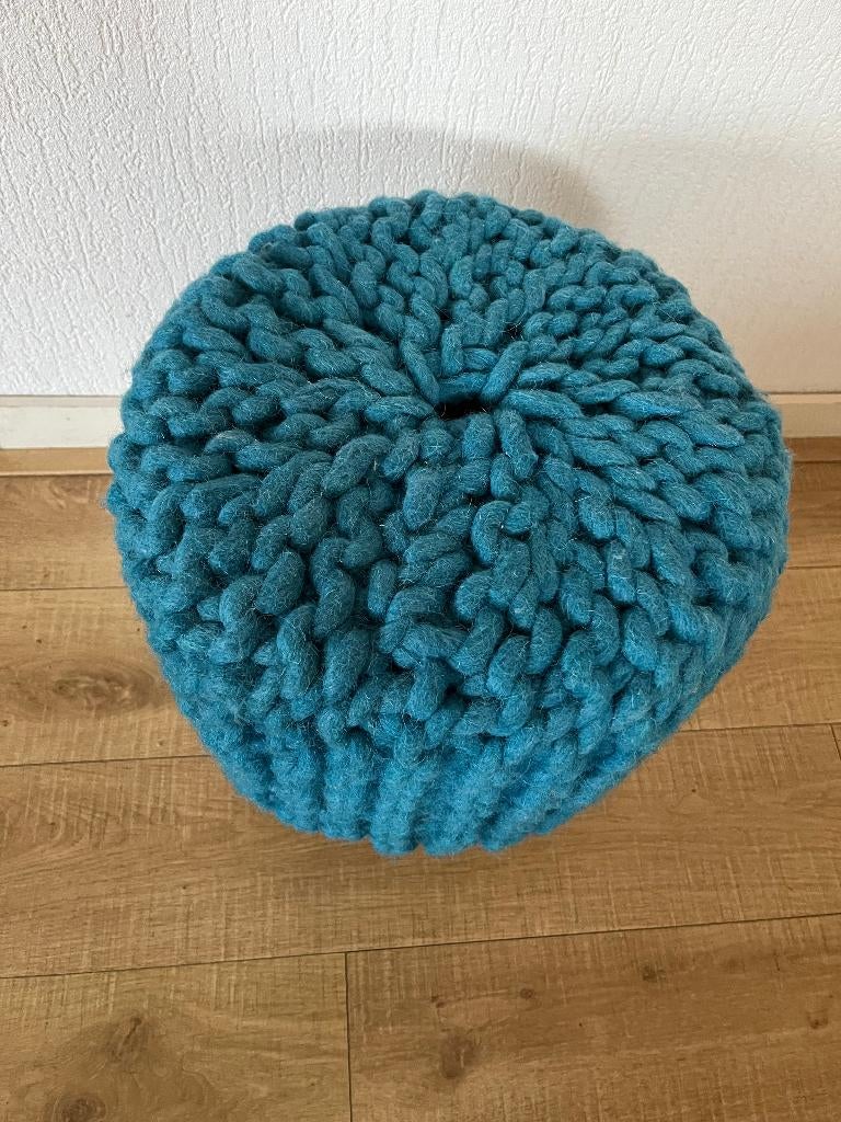 mooi wol stuctuur gebreide poef kruk hoogte 45 cm rond 35 cm, Ophalen, Nieuw