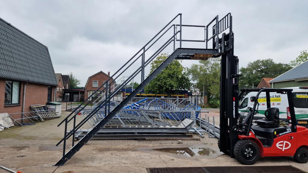 Stalen trap  met bordes hoog 3,0mtr demo, Doe-het-zelf en Verbouw, Ladders en Trappen, Ophalen, Zo goed als nieuw, Trap, 2 tot 4 meter