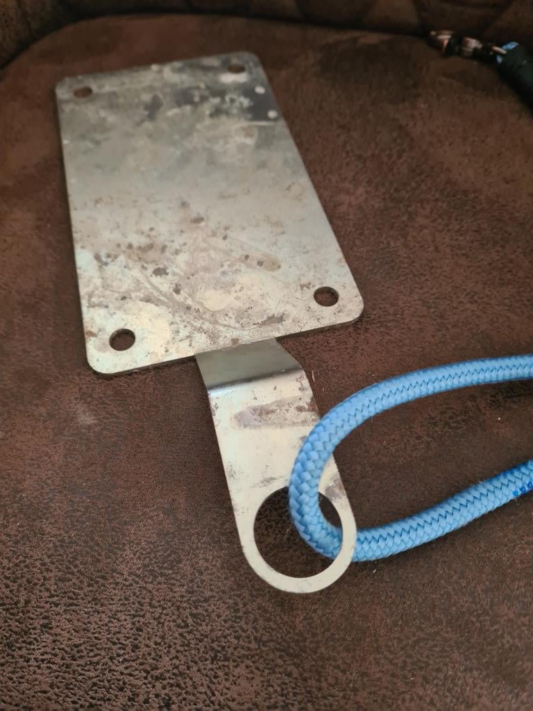 Metalen plaat onder camperbanden voor hondenriem, Ophalen of Verzenden, Gebruikt