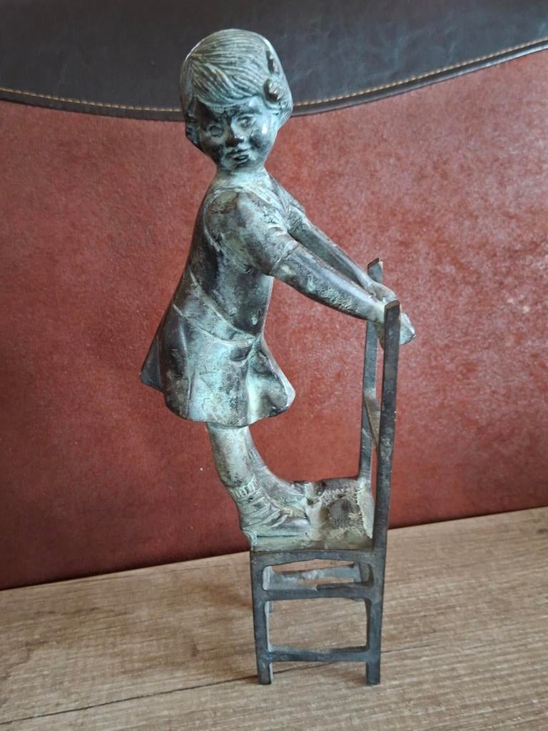 Bronzen beeldje meisje op stoel - Valente, Ophalen of Verzenden