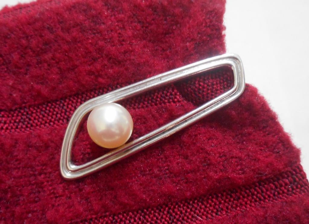Zilveren clip broche Mikimoto met Akoya parel nr.1132, Verzenden, Minder dan 4 cm, Zo goed als nieuw, Met parel