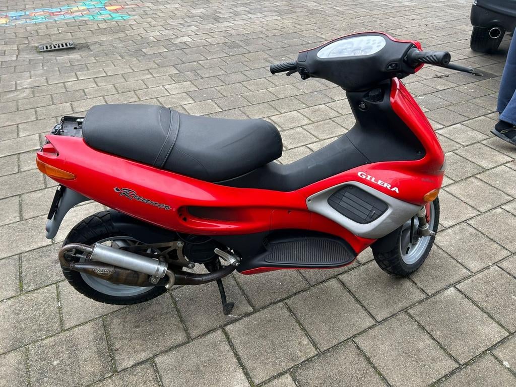 Te koop gevraagd rode  dark dream zijkap links gilera runner, Fietsen en Brommers, Ophalen of Verzenden, Benzine, Overige modellen