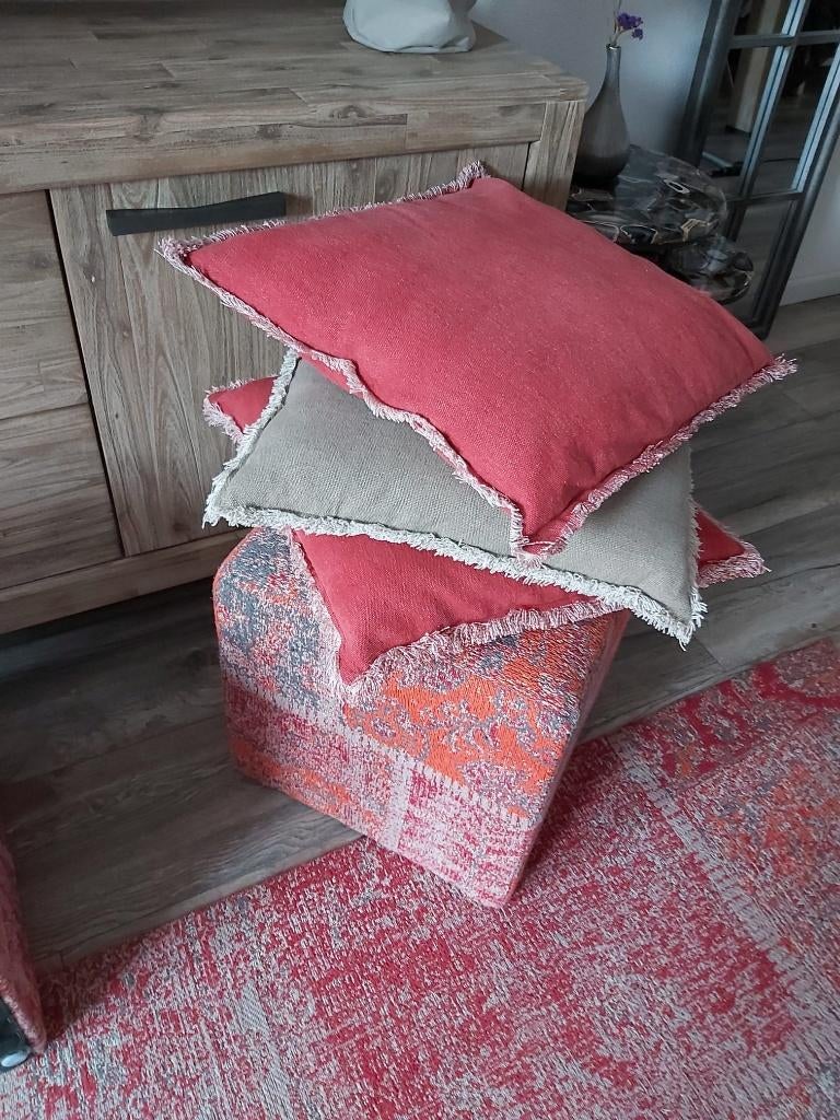 2 stuks poefen poef rood grijs oranje 1 beige = 3 stuks, Ophalen, Minder dan 50 cm, Minder dan 50 cm, Zo goed als nieuw