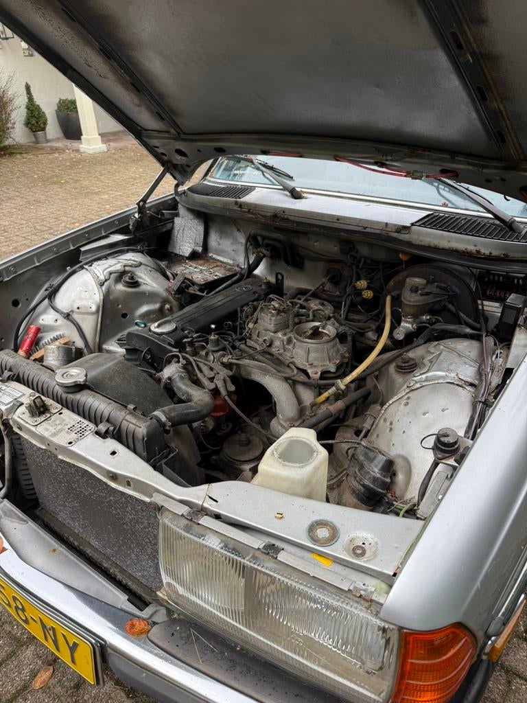 Mercedes Benz 230E 5 bak zilvergrijs met blauw project, foto 6