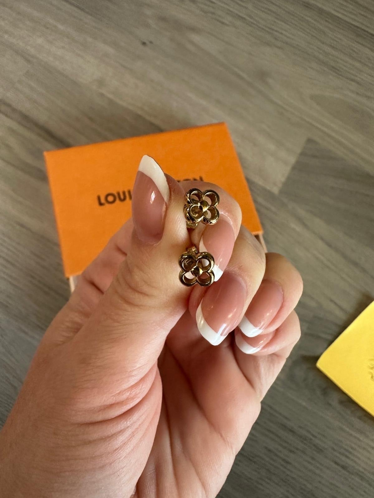 Louis Vuitton M68131 Brass Flower Full Stud Oorbellen Goud, Sieraden, Tassen en Uiterlijk, Oorbellen, Zo goed als nieuw, Knopjes of Stekers