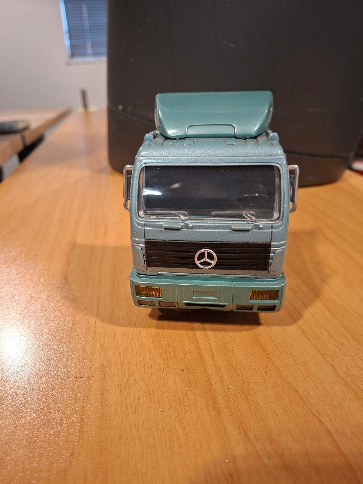 Mercedes-Benz vrachtwagen model - Schaalmodel 13 cm hoog, Hobby en Vrije tijd, Modelbouw | Auto's en Voertuigen, Overige merken
