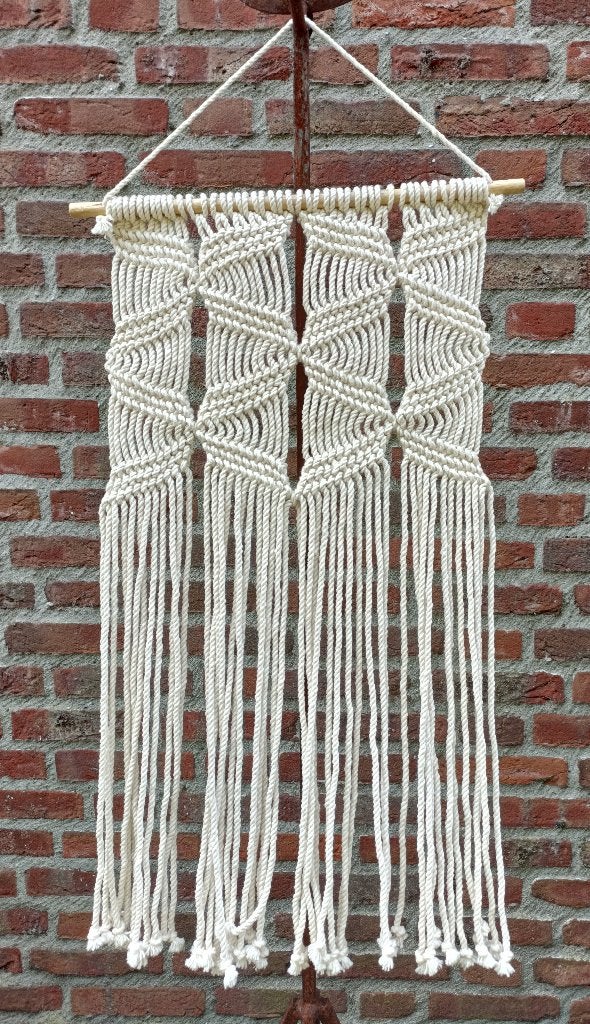 Macramé geknoopte hanger wanddecoratie met ophangstok, Wandhanger, Ophalen of Verzenden, Zo goed als nieuw, 36 cm