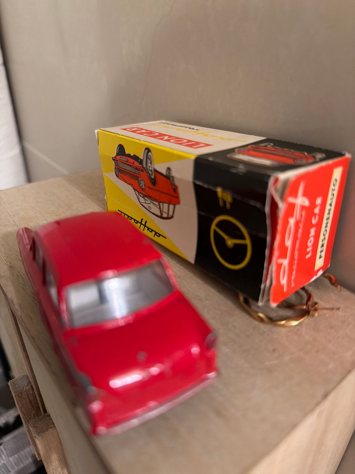 Vintage Lion Car DAF Daffodil 1/43 - Rood, Gebruikt, Lion car, Ophalen of Verzenden, D