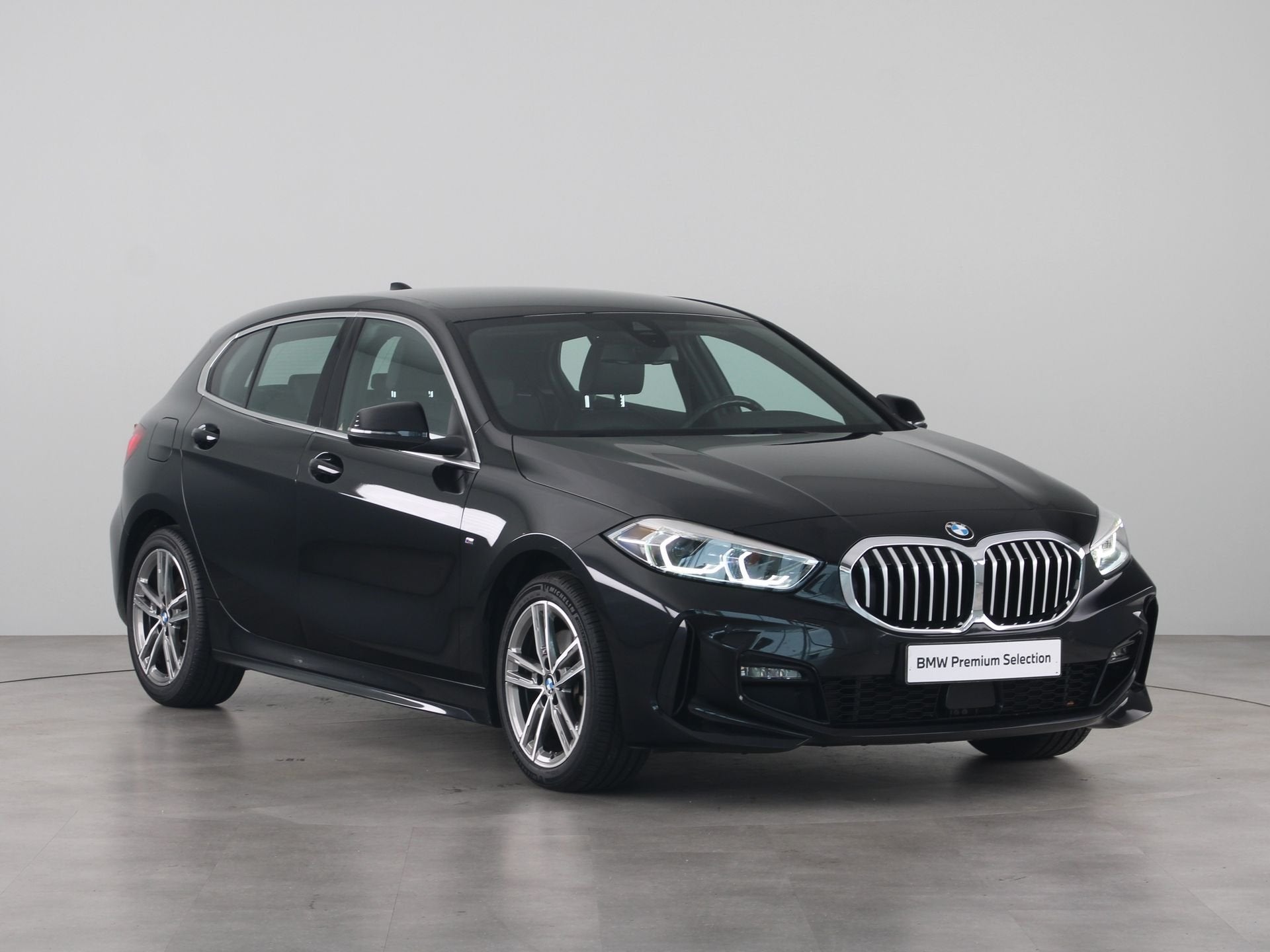 BMW 1 Serie 118i Introduction Edition (bj 2023, automaat), Auto's, Gebruikt, Met garantie (alle), Zwart, Origineel Nederlands
