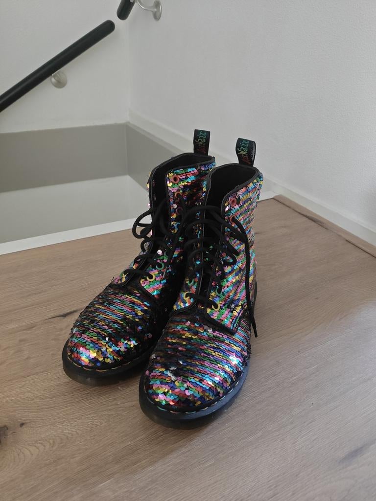 Dr. Martens laarsjes met gekleurde pailletten, Ophalen