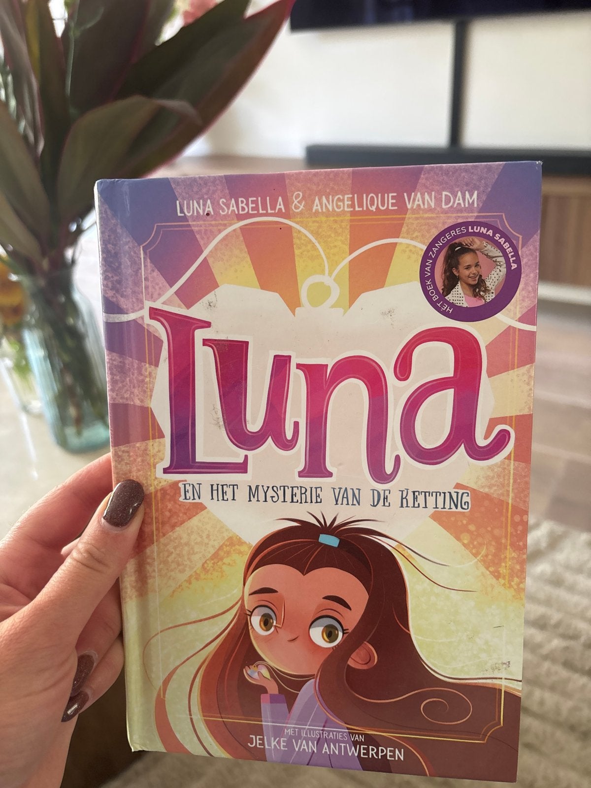 Luna Sabella - Luna en het mysterie van de ketting, Fictie algemeen, Ophalen of Verzenden, Zo goed als nieuw, Luna Sabella; Angelique van Dam