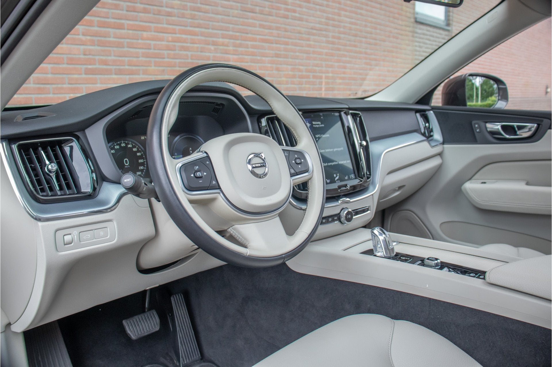 Volvo XC60 T8 Twin Engine AWD Momentum, Leder, Carplay, Trek, Automaat, Gebruikt, 2039 kg, Leder