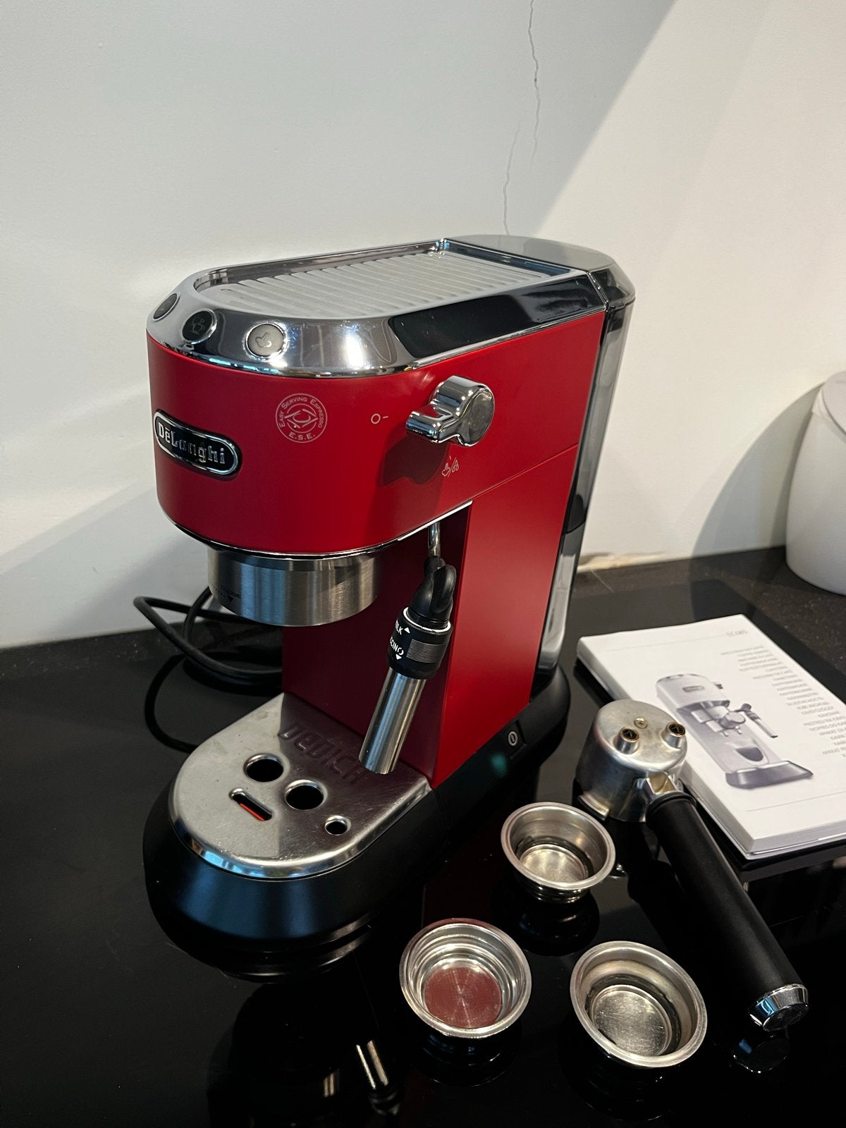 De'Longhi Dedica Style EC685.R Espressomachine - Rood, Witgoed en Apparatuur, Afneembaar waterreservoir, Espresso apparaat, Gemalen koffie