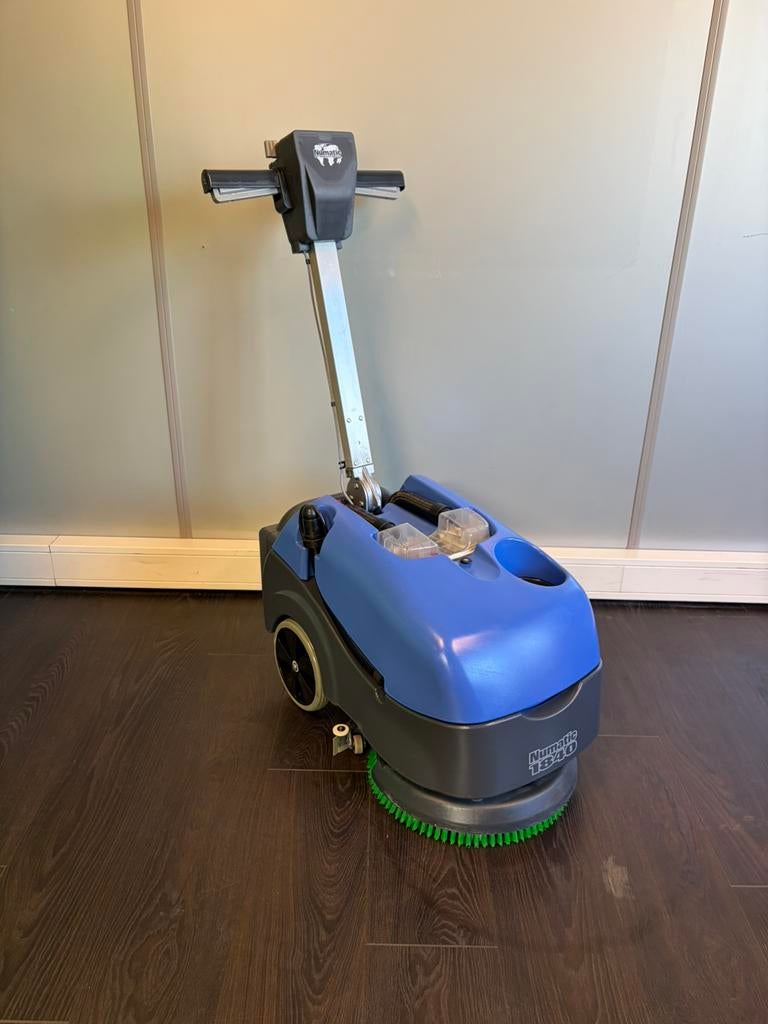 Compacte schrobmachine | Numatic | Nieuwe accu, Doe-het-zelf en Verbouw, Reinigingsmachines, Ophalen of Verzenden, Gebruikt, Schrobmachine