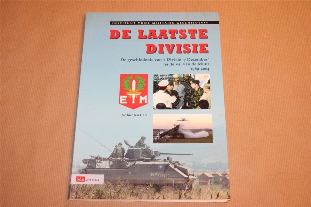 De Laatste Divisie — 1 Divisie ‘7 December’ 1989–2004, Boeken, Ophalen of Verzenden, Tweede Wereldoorlog, Gelezen, Overige onderwerpen