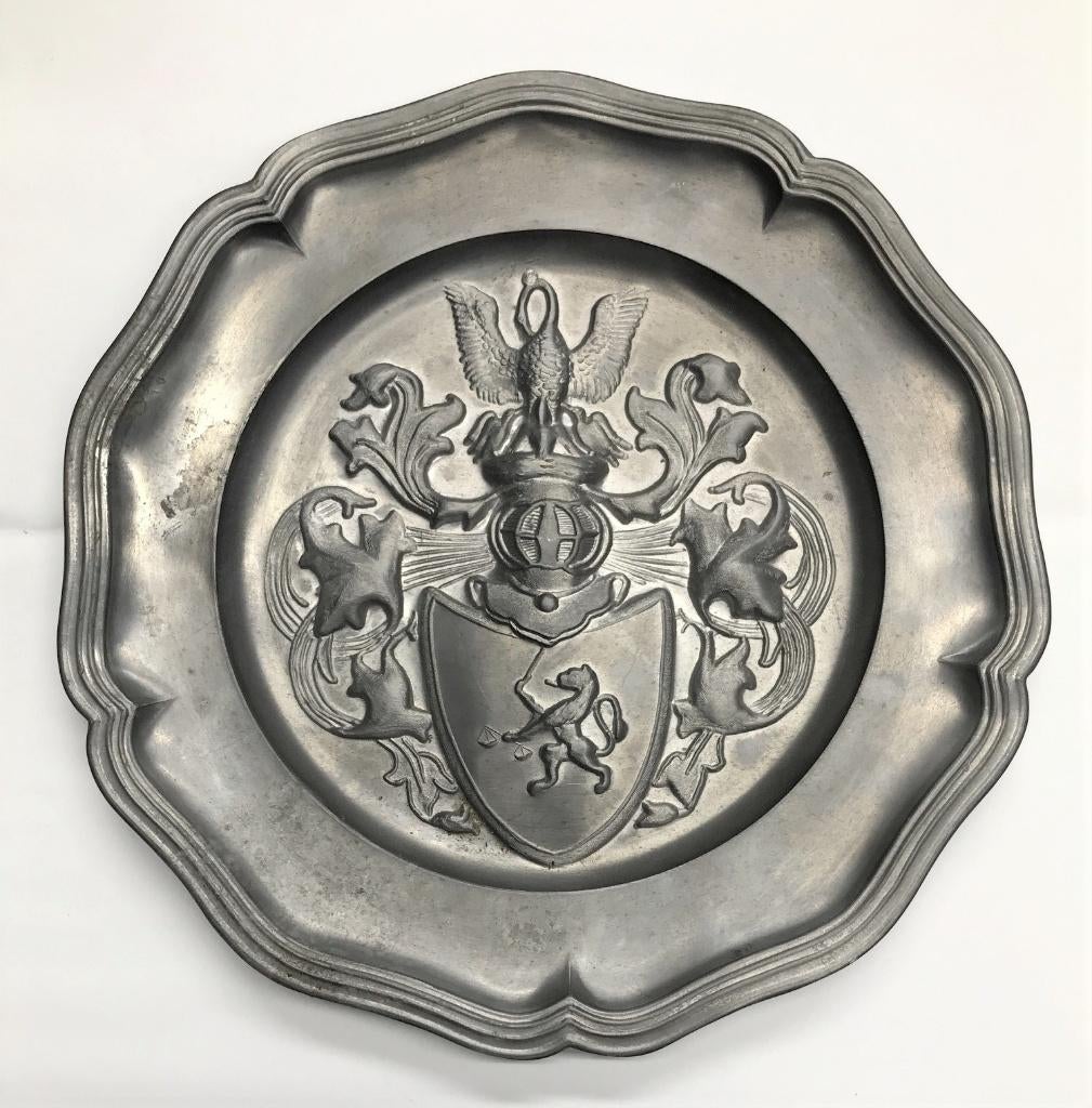 Prachtig tinnen Frans wandbord met wapenschild / zwaan 23 cm, Ophalen of Verzenden