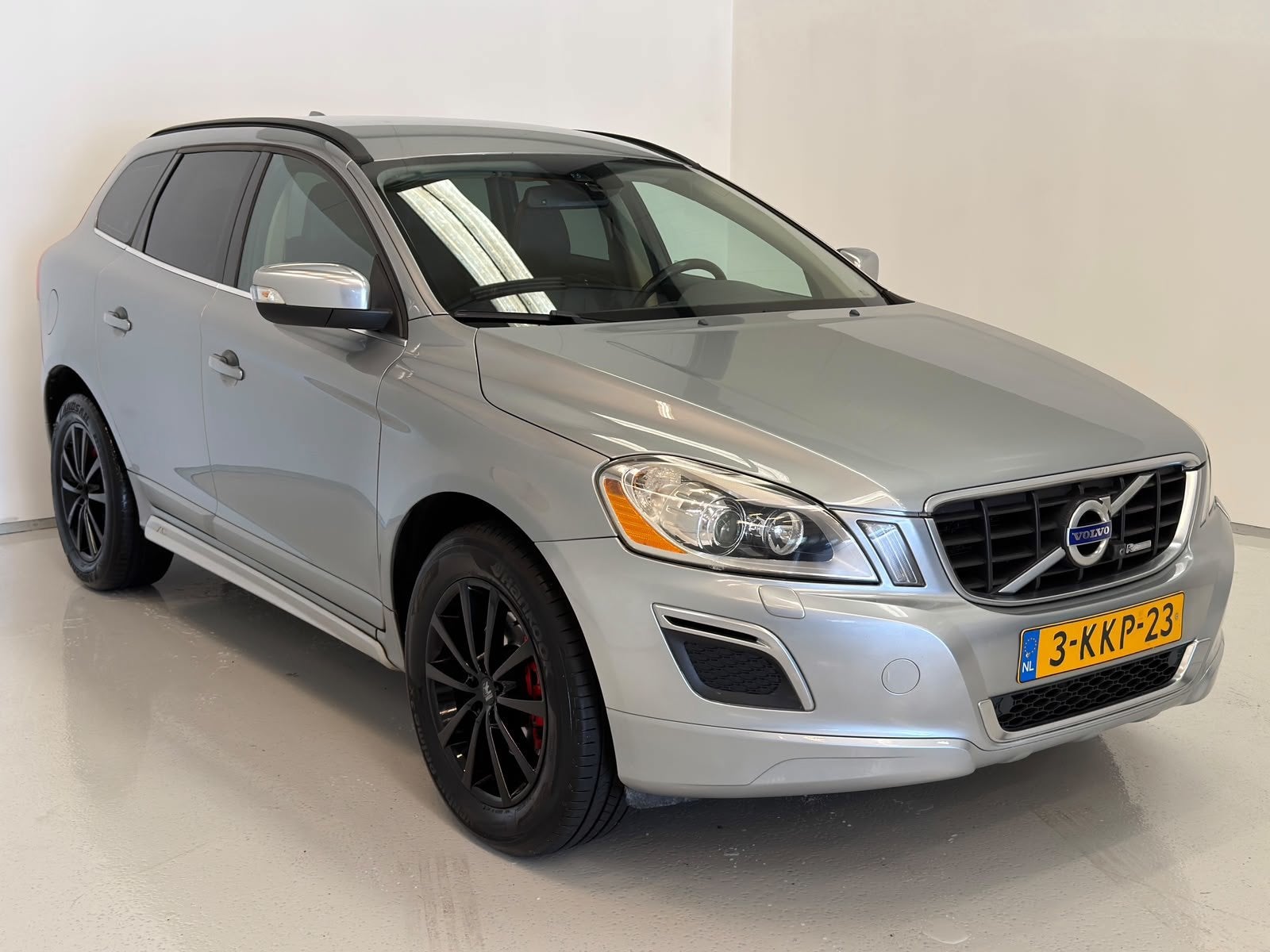Volvo XC60 2.4 D5 AWD R-Design / NL-auto / Trekhaak, Auto's, Automaat, Euro 5, 15 km/l, Gebruikt