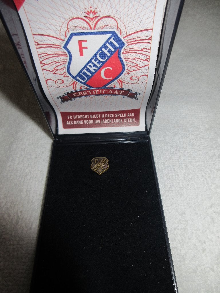 Speldje FC. Utrecht + certificaat als dank jarenlange steun., Ophalen of Verzenden, Zo goed als nieuw, Sport, Speldje of Pin