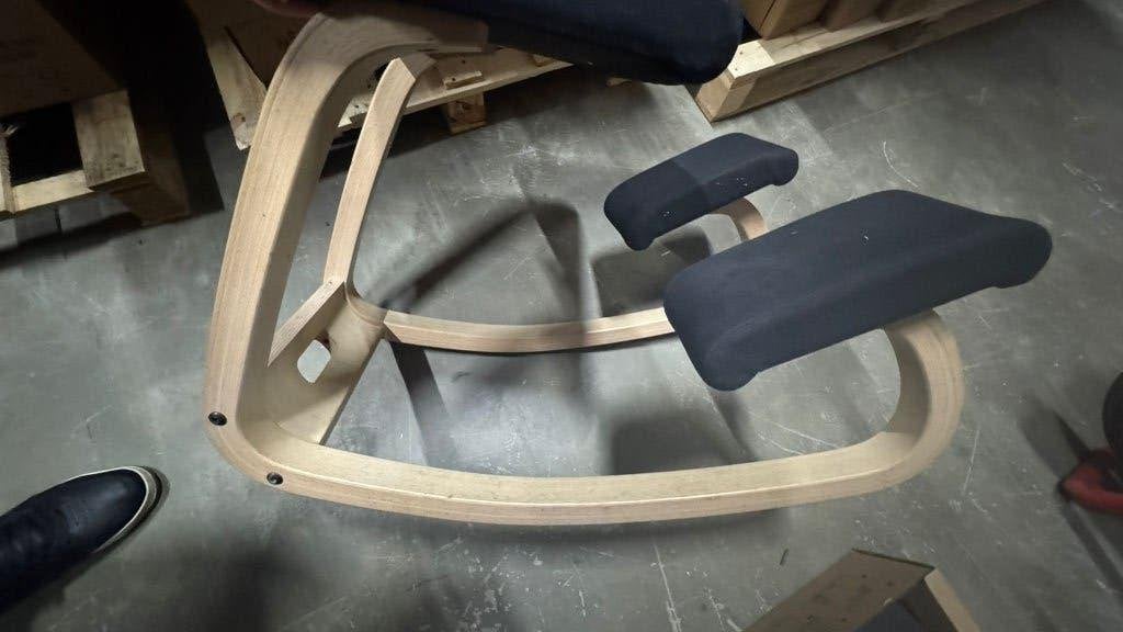 Variere ergonomische kruk, Huis en Inrichting, Bureaustoelen, Ophalen, Zo goed als nieuw, Zwart, Bureaukruk