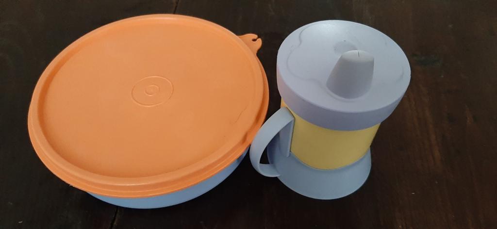 Tupperware babyset: drinkbeker en afsluitbaar bordje, Ophalen of Verzenden, Gebruikt, Overige typen