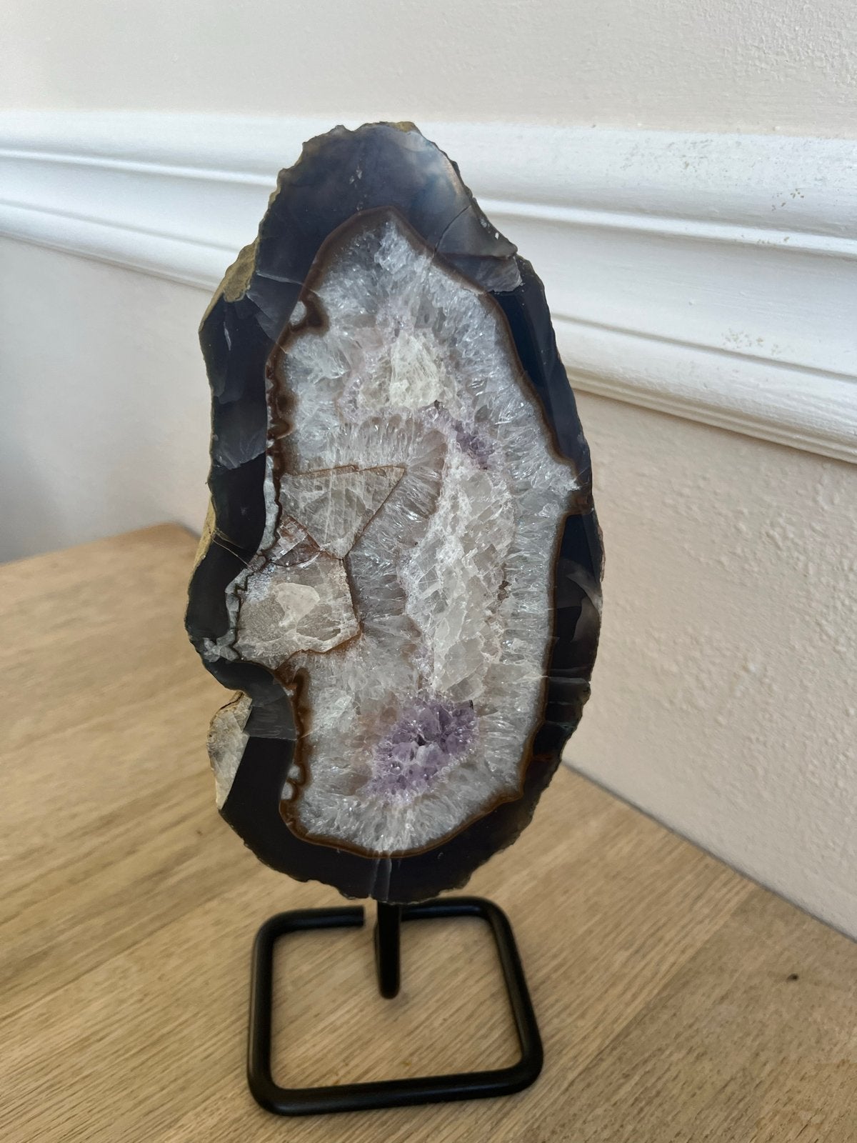 Prachtige Agaat Geode met Kristallen op Standaard, Ophalen of Verzenden, Mineraal