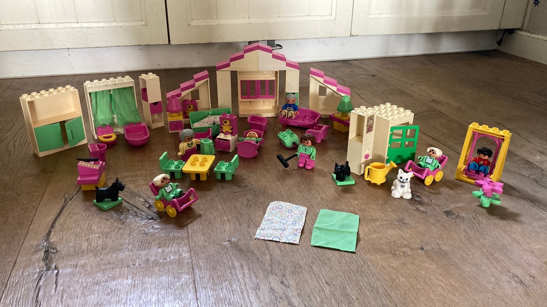 Duplo poppenhuis huis gemeubileerd roze, Kinderen en Baby's, Gebruikt, Ophalen of Verzenden, Duplo, Losse stenen
