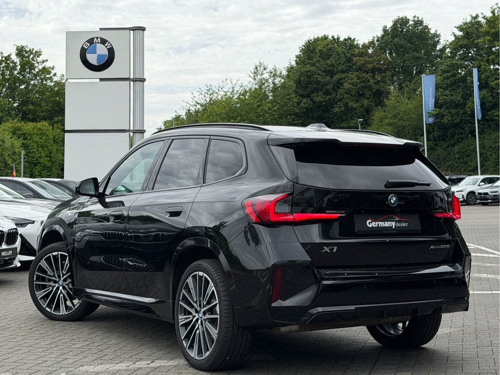 BMW X1 xDrive30e 326pk M-Sport Pano Tr-Haak H&K Zetels+Memo, Auto's, BMW, Gebruikt, Zwart, Zwart, Bedrijf