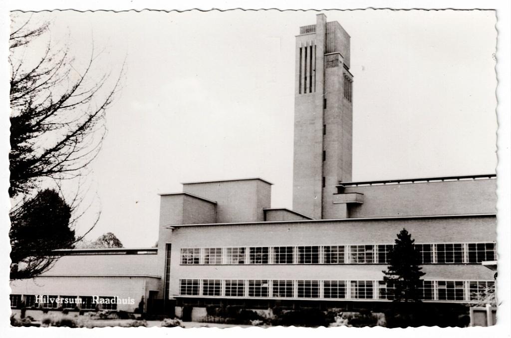 Hilversum 1958. Raadhuis van Architect Dudok gebouwd in 1928, Ophalen of Verzenden, 1940 tot 1960, Gelopen, Noord-Holland