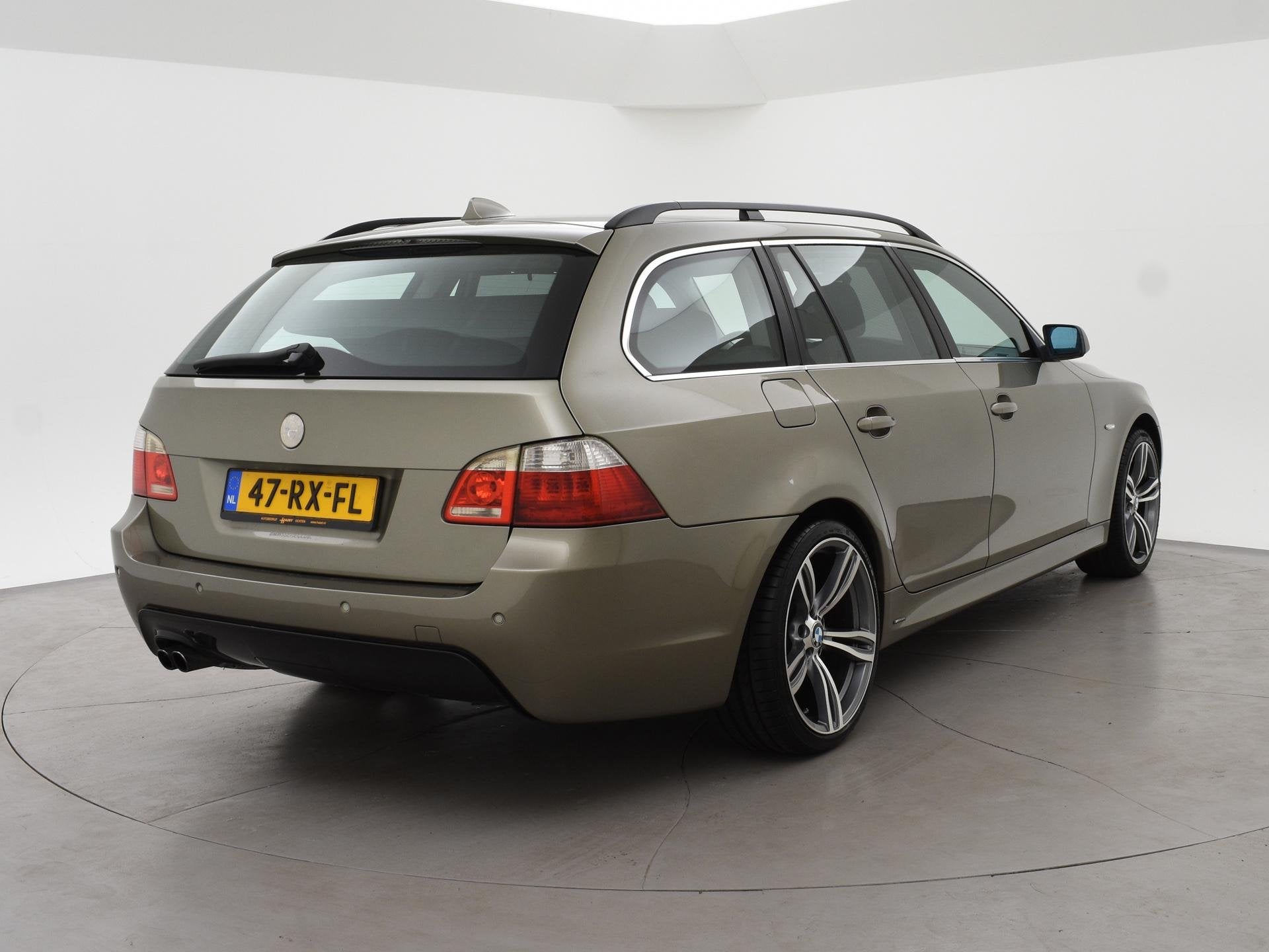 BMW 5-serie Touring 530xi 258 PK EXECUTIVE AUT. + 19 INCH BR, Auto's, Automaat, Gebruikt, Zwart, 1675 kg