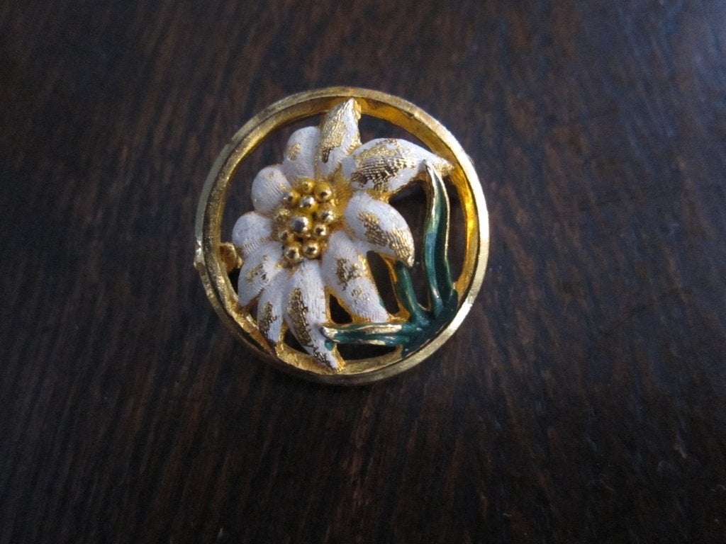 Zeer mooie goudkleurige broche - edelweiss geemailleerd, Verzenden, Zo goed als nieuw, Goud, Overige materialen