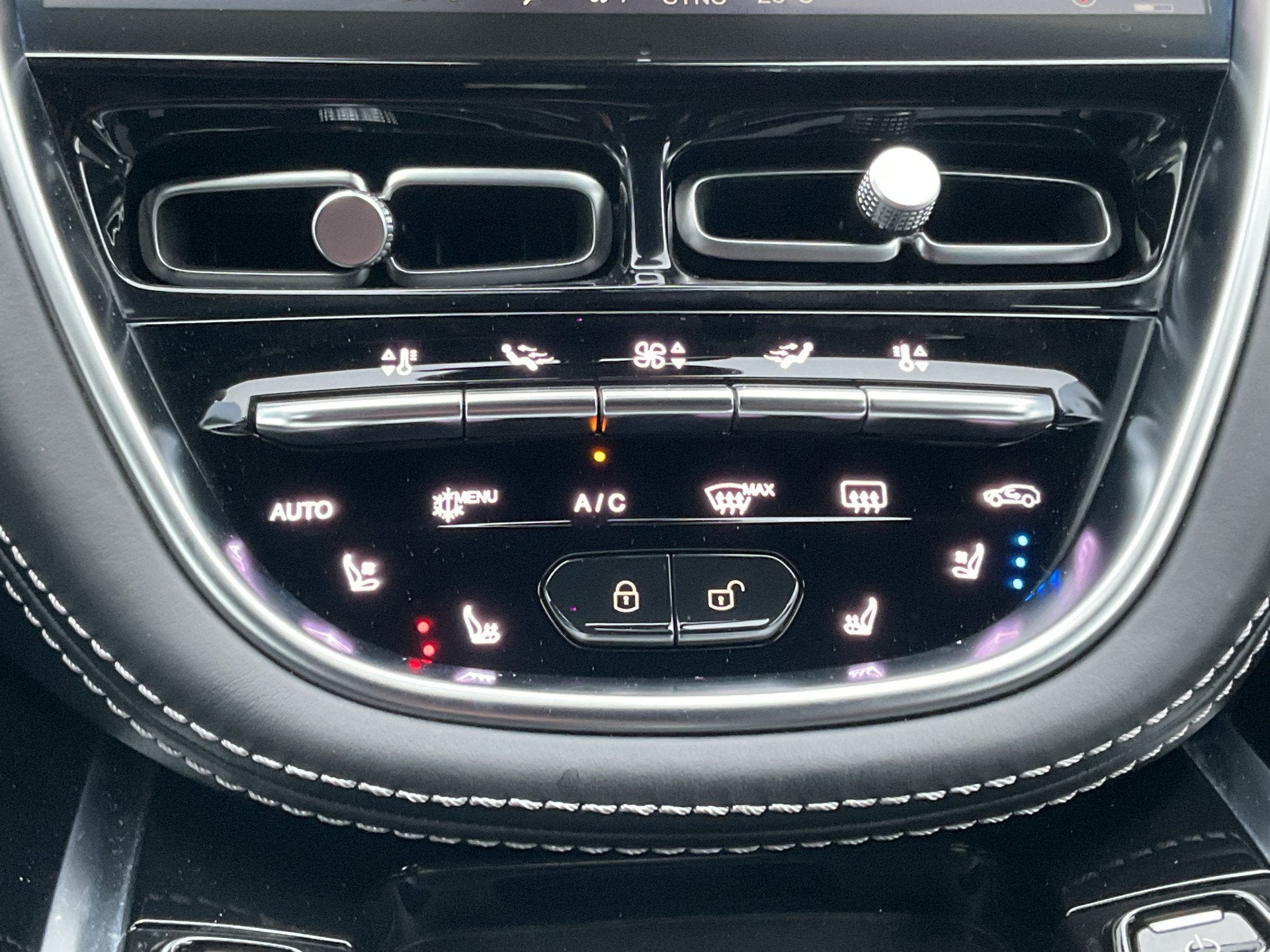 Foto 9 van Aston Martin Dbx 4.0 V8 360 Memory Stoelverw/koeling Sfeer