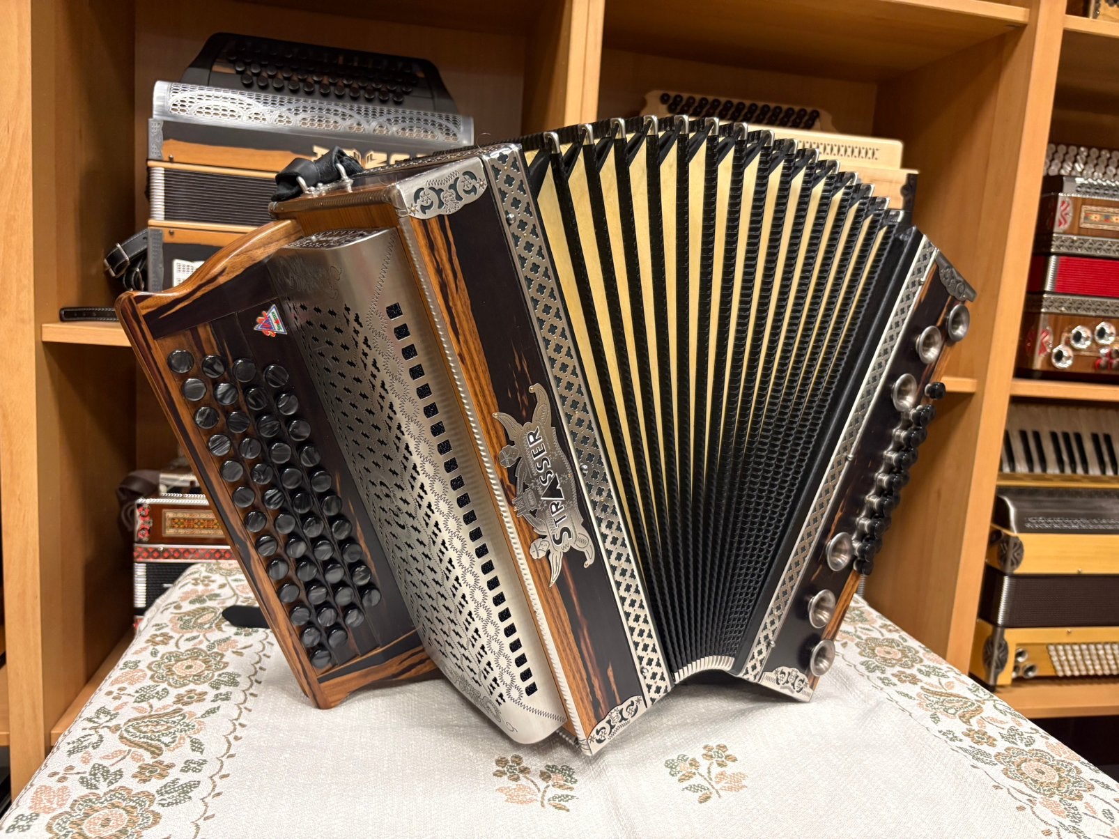 Steirische Harmonika strasser Hoamat Edelnuss, Overige formaten, Met koffer, Zo goed als nieuw, Knopaccordeon