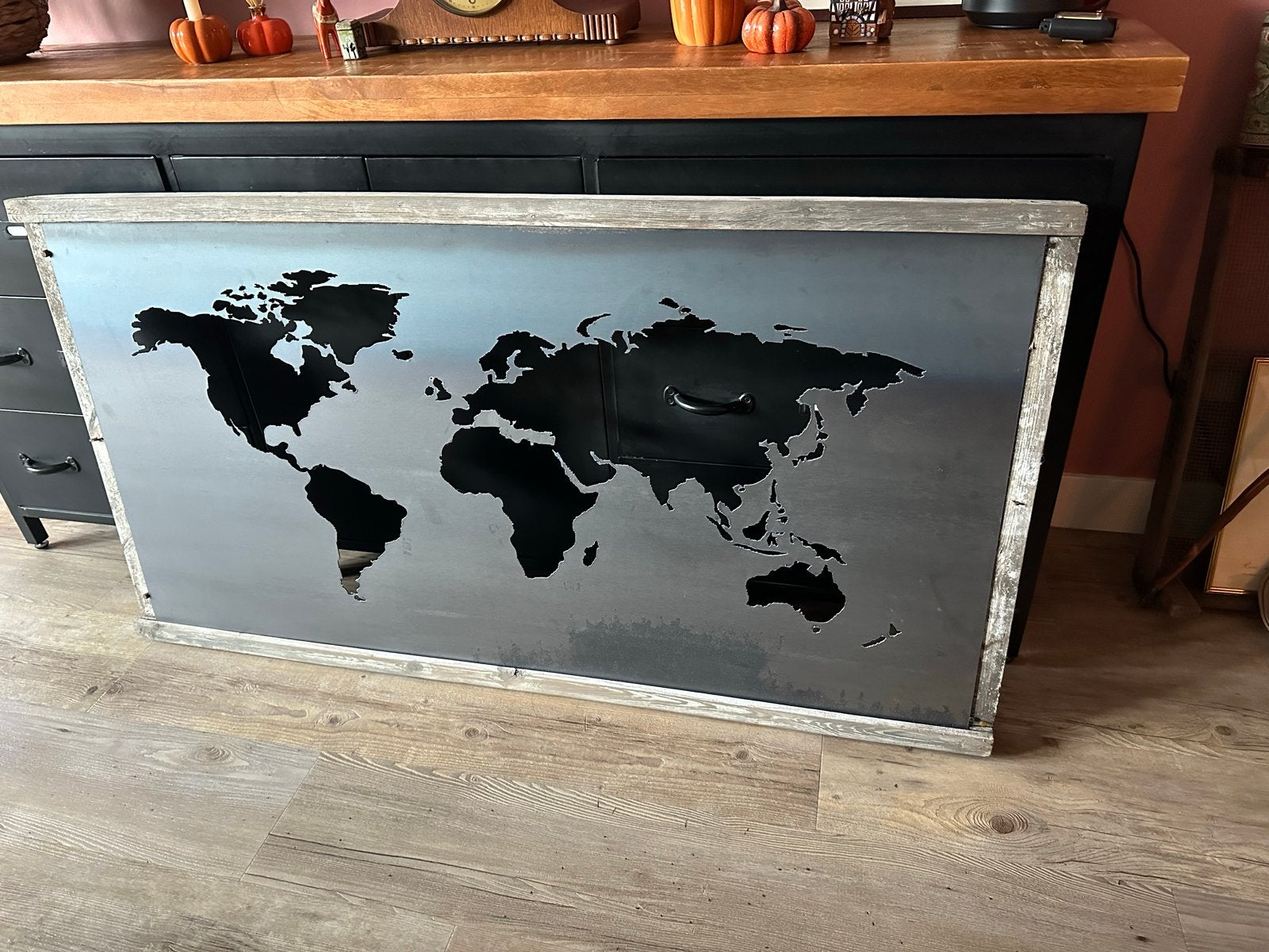 Metalen Wereldkaart Wanddecoratie met Houten Frame, Ophalen, Metaal, 79 cm, Industrieel