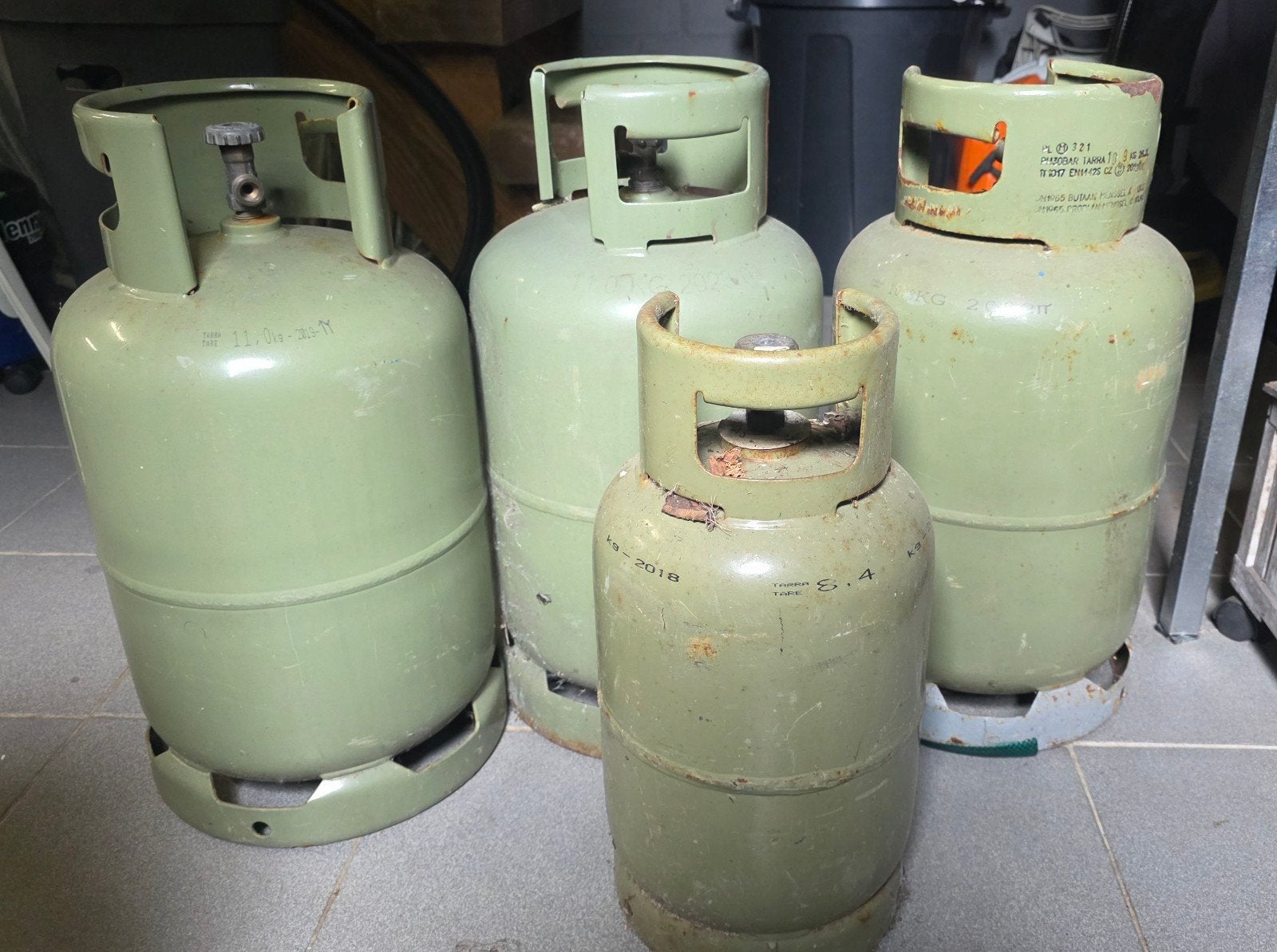 4 lege gasflessen (3x 10kg, 1x 8kg), Ophalen
