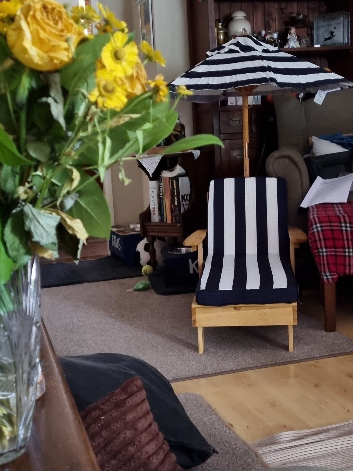 Nieuwe houten stoel met gestreepte kussens en parasol, Ophalen of Verzenden, Nieuw