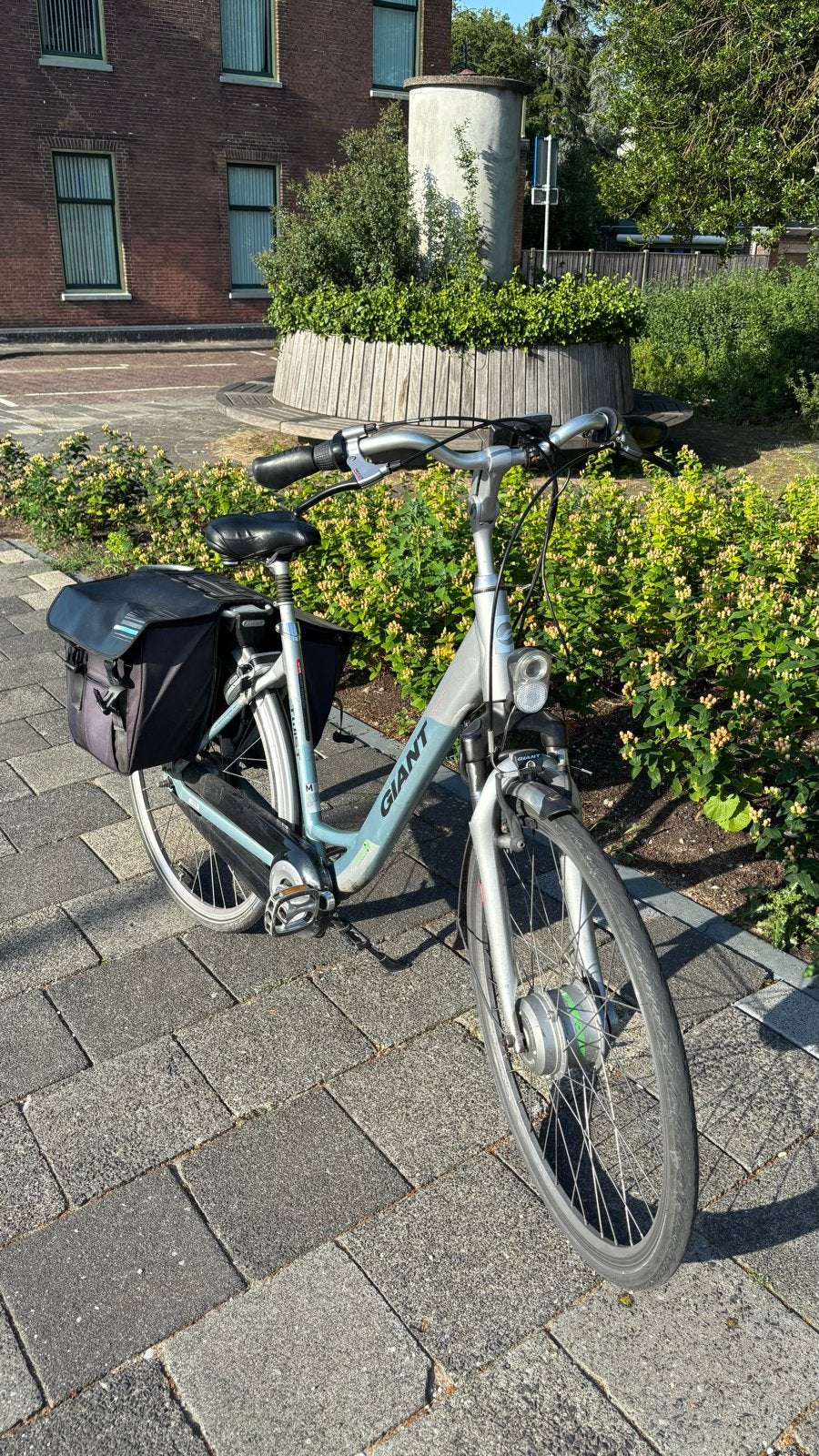 Giant elektrische fiets met oplader en fietstassen, Fietsen en Brommers, Elektrische fietsen, Gebruikt, Giant, 51 tot 55 cm, 30 tot 50 km per accu