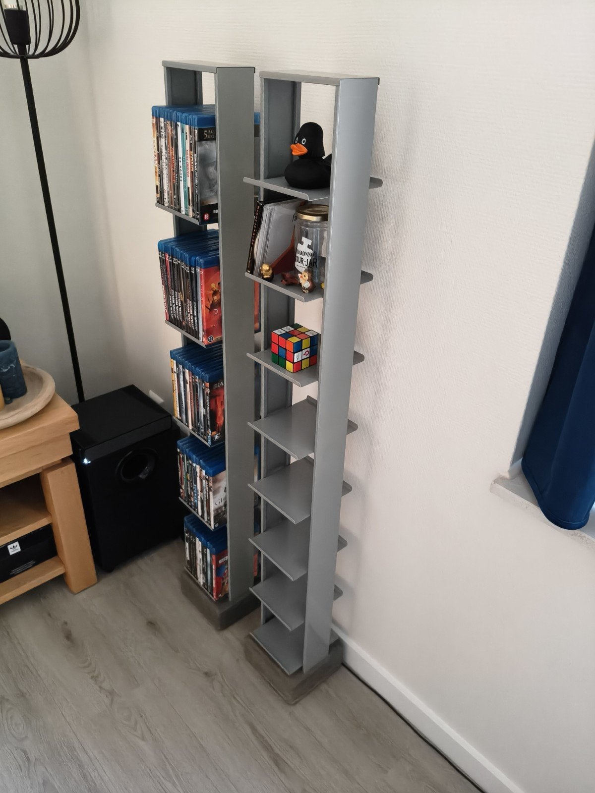 Metalen DVD en CD rekken op betontegels (excl. inhoud), Huis en Inrichting, Woonaccessoires | Cd- en Dvd-rekken, Ophalen, Cd's of Dvd's