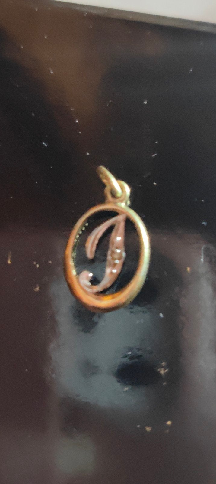52.  hanger met initiaal 'J' en strass, Overige materialen, Gebruikt, Overige voorstellingen, Ophalen of Verzenden