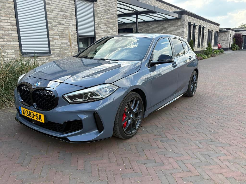 BMW 1-Serie M135i 306pk Aut Xdrive 2022 Grijs Panoramadak, Auto's, 1998 cc, Zwart, 4 cilinders, Adaptive Cruise Control