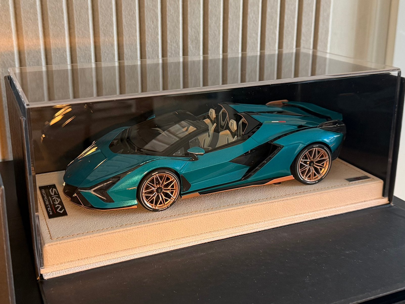 Lamborghini Sian Roadster - MR - Custom Base! - 1:18, Ophalen of Verzenden, Zo goed als nieuw, Auto, Overige merken