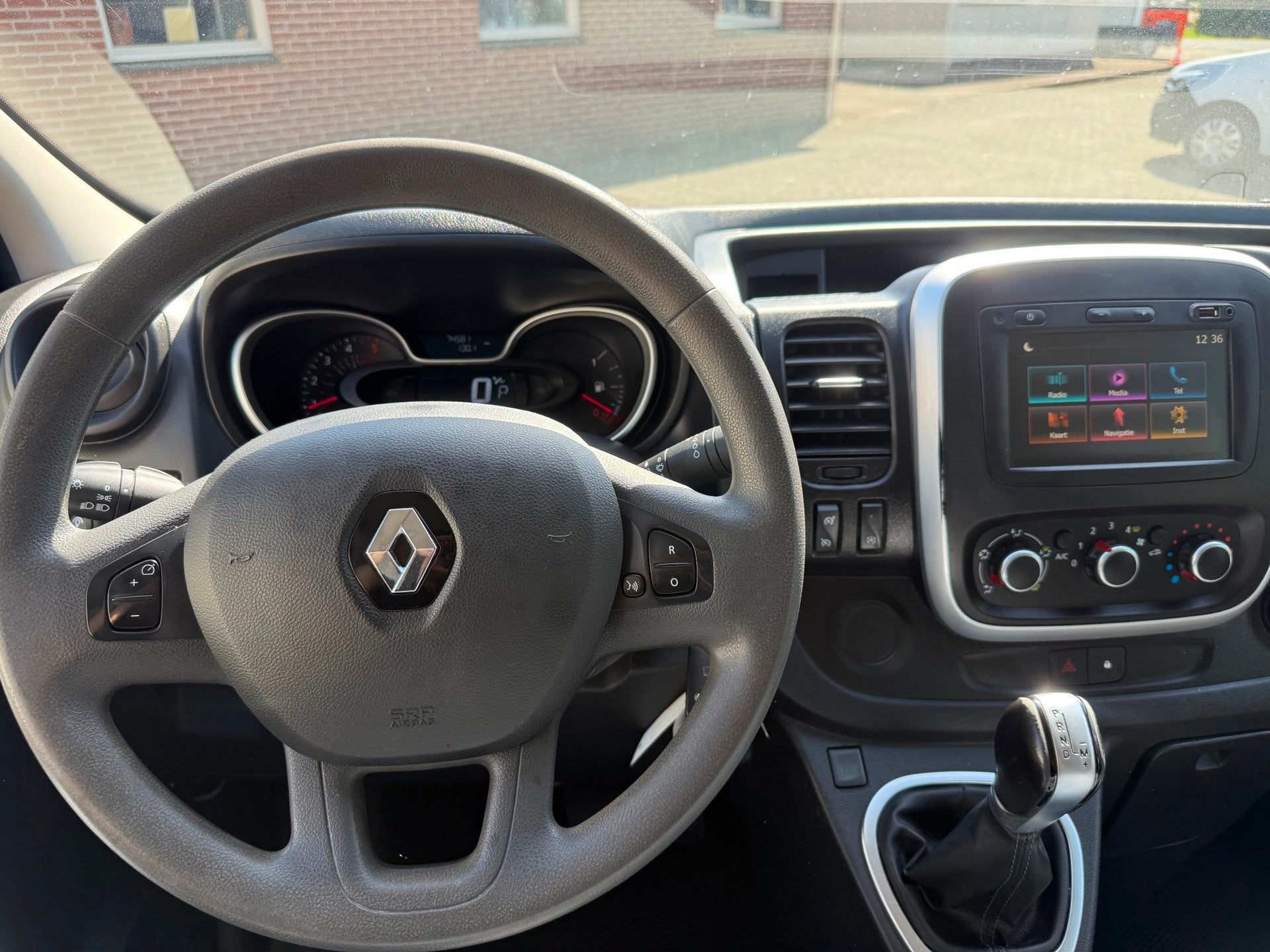 Renault Trafic 2.0 dCi 145pk T29 L2H1 automaat euro 6 navi a, Auto's, Bestelauto's, Gebruikt, Euro 6, Renault, 1650 kg