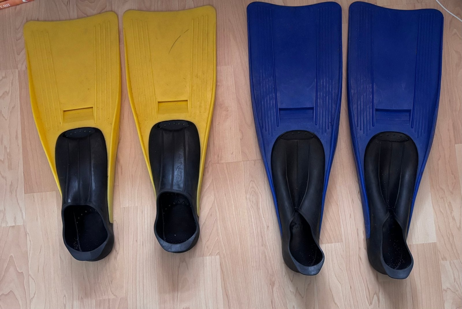 Flippers - Geel en Blauw (2 paar), Watersport en Boten, Duiken, Ophalen of Verzenden, Gebruikt, Zwem- of Duikvliezen