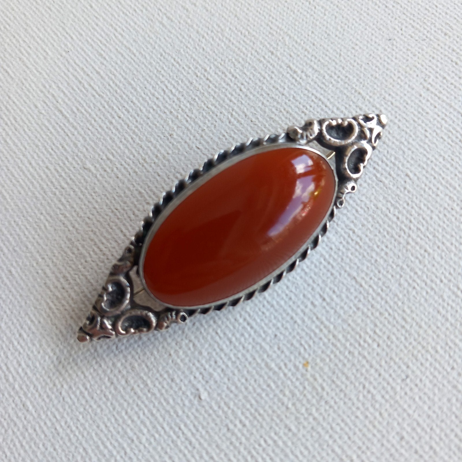 Antieke Zilveren Broche met Carneool – Gekeurd Zwaardje, Ophalen of Verzenden, Zilver