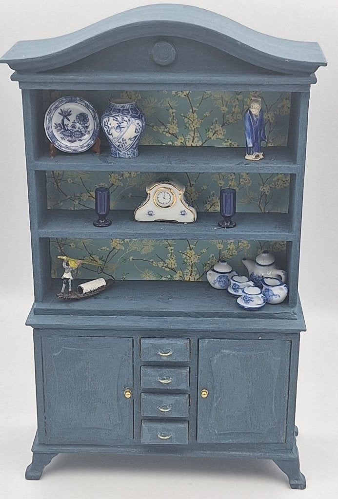 Opgeknapte en ingerichte blauwe kast voor het poppenhuis, Verzamelen, Poppenhuizen en Toebehoren, Ophalen of Verzenden, Gebruikt