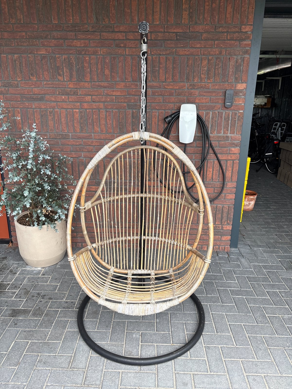Rotan hangstoel met standaard, Huis en Inrichting, Stoelen, Ophalen, Gebruikt, Overige kleuren, Riet of Rotan