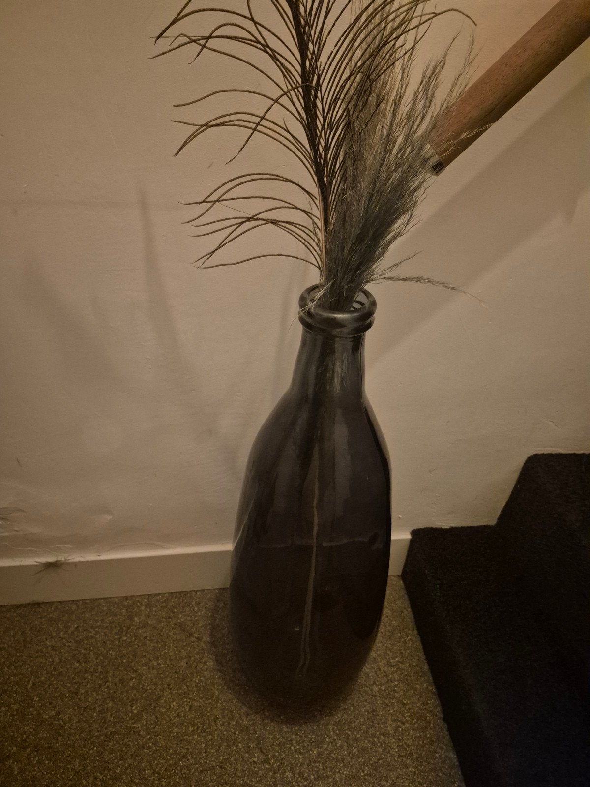 Grote donkergroen/bruin glazen vaas met pluimen, Ophalen of Verzenden