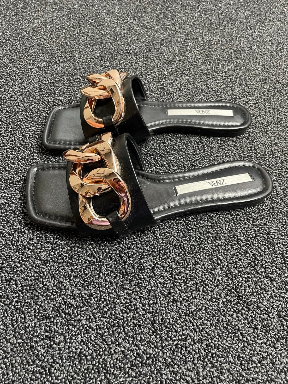 Zwart met gouden slippers maat 37 Zara, Slippers, Zwart, Ophalen of Verzenden, Zo goed als nieuw