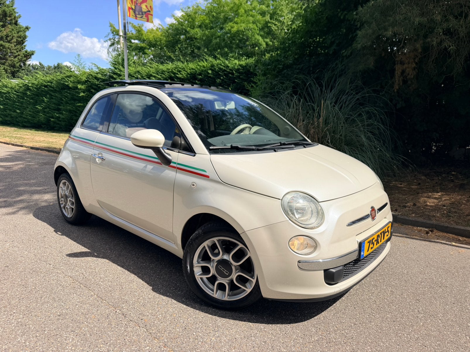 Fiat 500 1.2 69pk Lounge AIRCO/PANORAMA/ LEDER/ 15”incl/NL /, Auto's, Fiat, 1242 cc, 4 cilinders, 840 kg, Wit