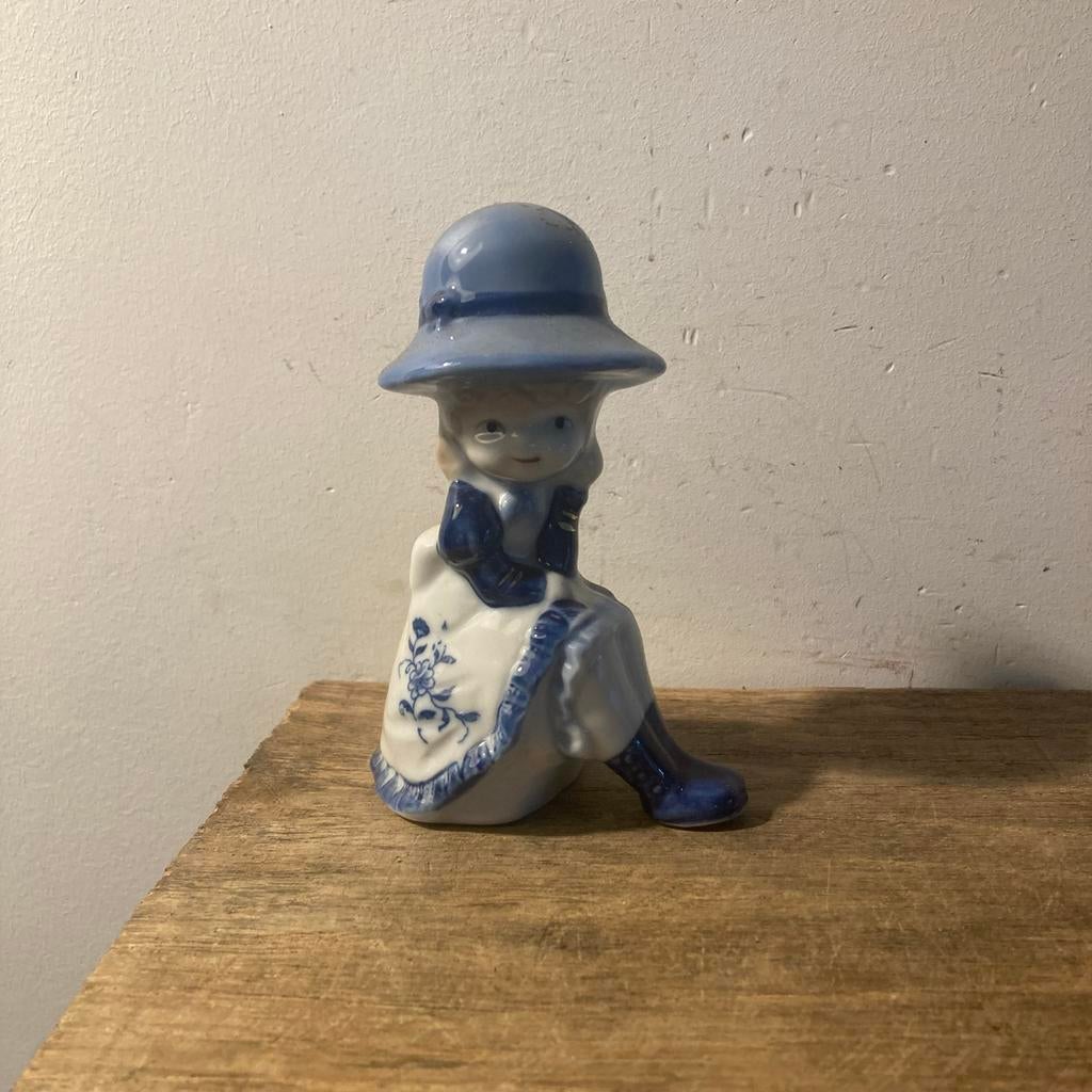 Vintage porseleinen beeldje meisje blauw wit, Ophalen of Verzenden