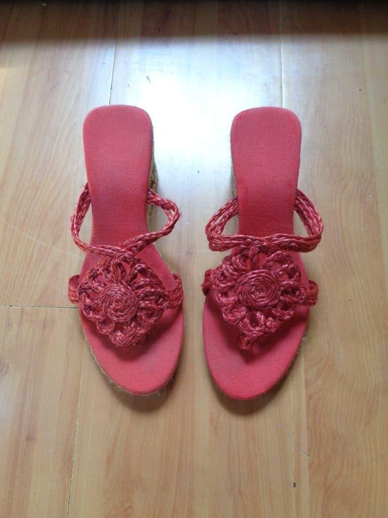 Muiltjes rood sisa met sleehak, Kleding | Dames, Schoenen, Zo goed als nieuw, Sandalen of Muiltjes, Rood, Ophalen of Verzenden